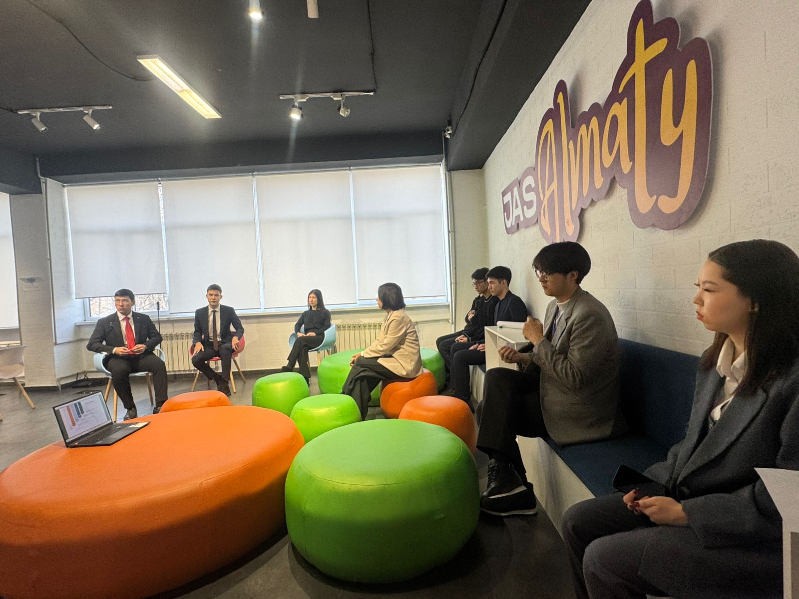 Халықаралық қатынастар факультеті Community Centre Almaty алаңында жастар арасында Турақты даму мәселелері мен ТДМ 17 бойынша ашық пікірталас ұйымдастырды